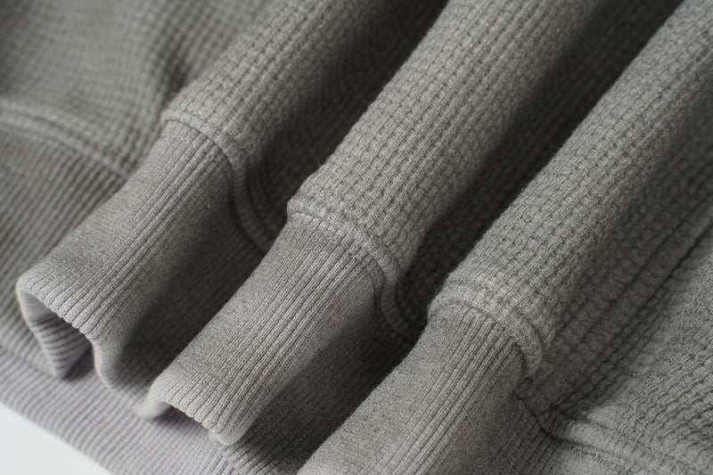 Oversized-Waffelstrick-Hoodie mit dekonstruierter Utility-Reißverschlusstaschen-Optik & Veloursleder