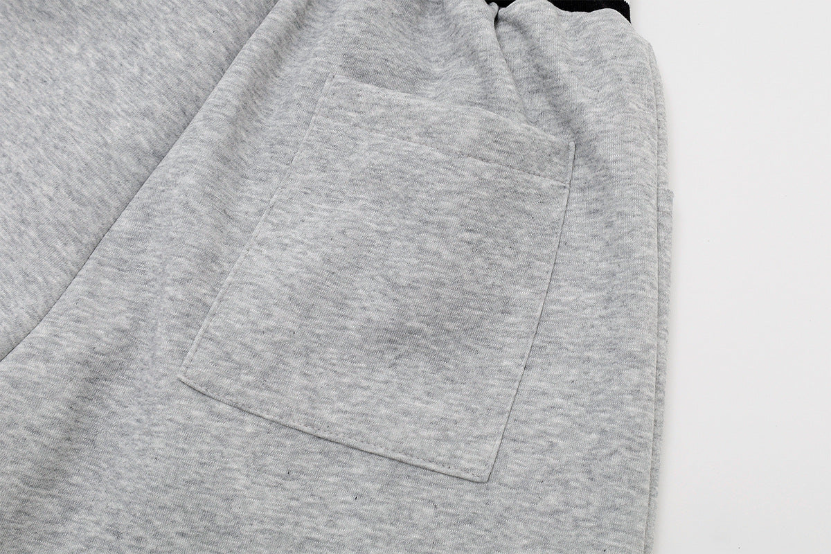 Jogginghose mit weitem Bein zum Hineinschlüpfen, gestreiftem Bund und Gothic-Grafikprint