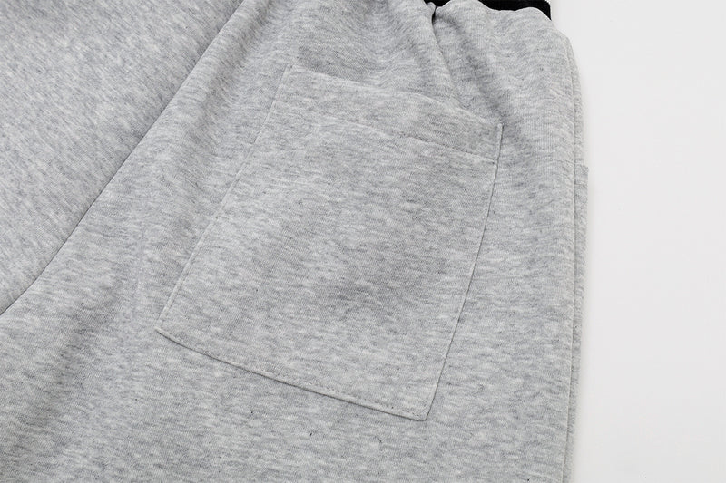Jogginghose mit weitem Bein zum Hineinschlüpfen, gestreiftem Bund und Gothic-Grafikprint