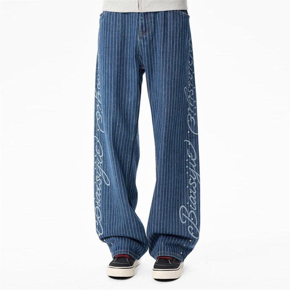 Jean homme coupe large à fines rayures, bleu délavé moyen, avec broderie cursive le long de la jambe extérieure