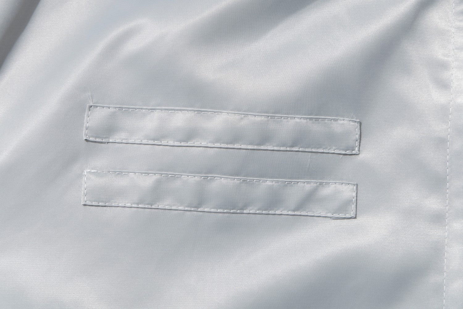 Blouson bomber satiné brodé à col montant et bandes léopard