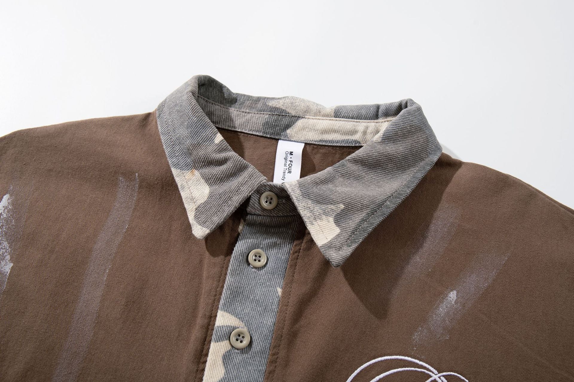 Chemise à manches courtes et col polo – Polo graffiti patchwork camouflage avec pinceau