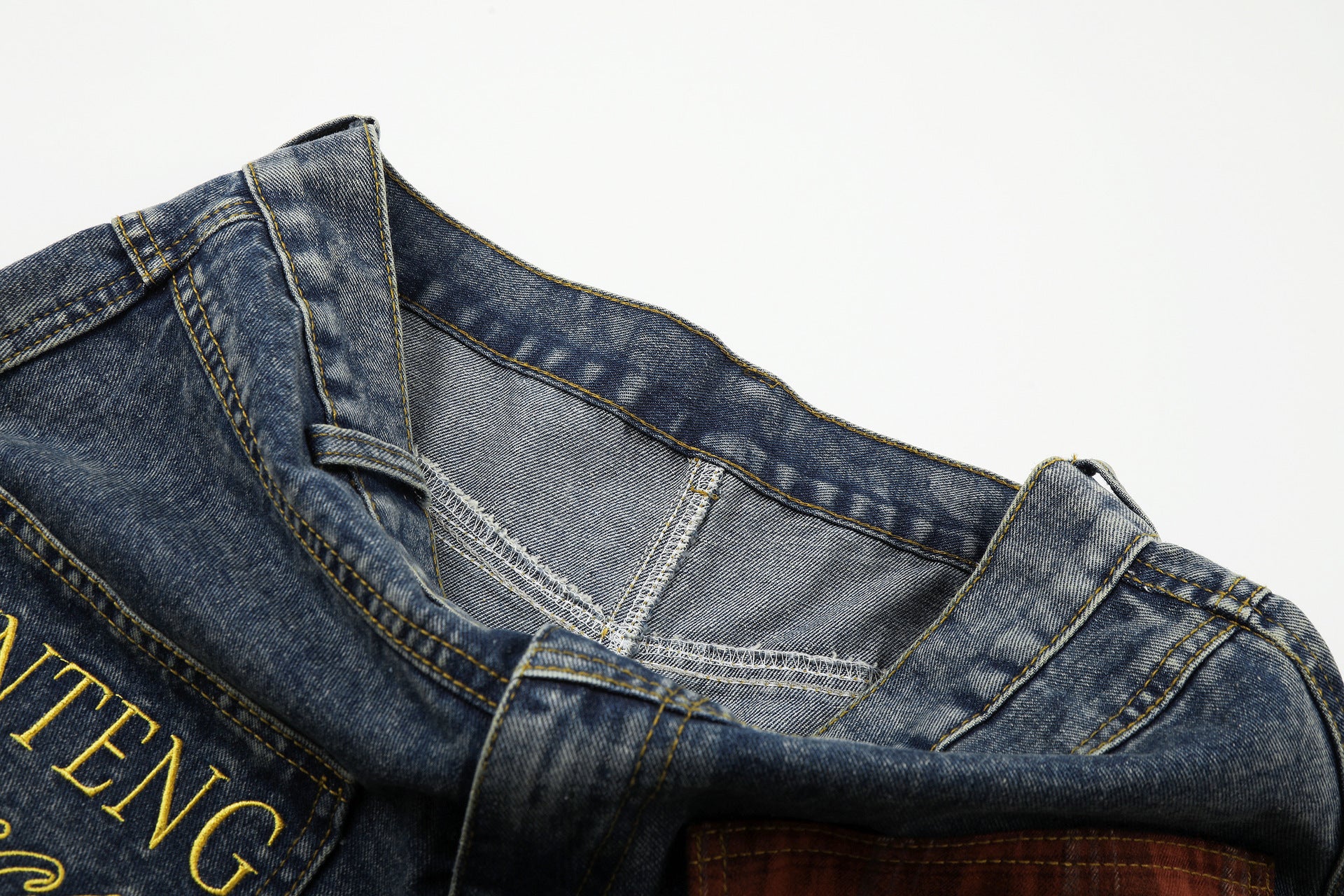 Jean baggy à jambes larges avec ourlet en fausse fourrure, poche à carreaux et broderie