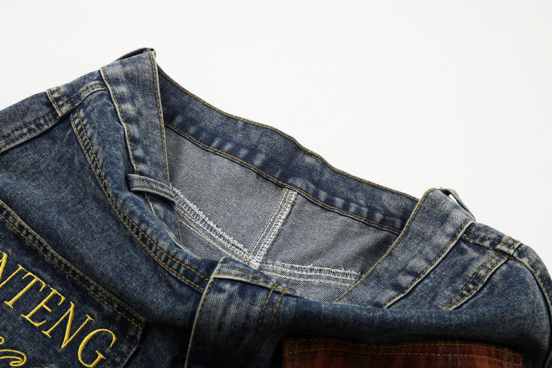 Jean baggy à jambes larges avec ourlet en fausse fourrure, poche à carreaux et broderie