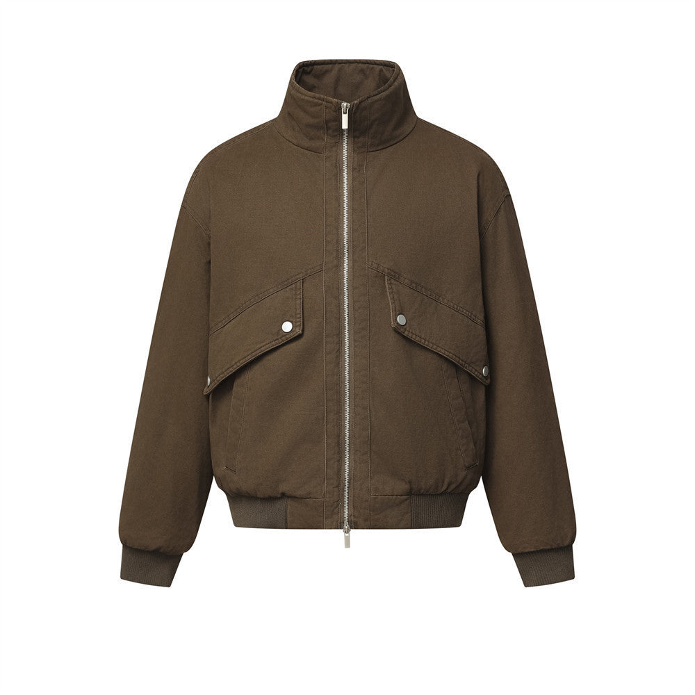 Blouson bomber homme matelassé marron à col montant, fermeture zippée argentée sur toute la longueur, poches à rabat à double pression et poignets côtelés, vue de face