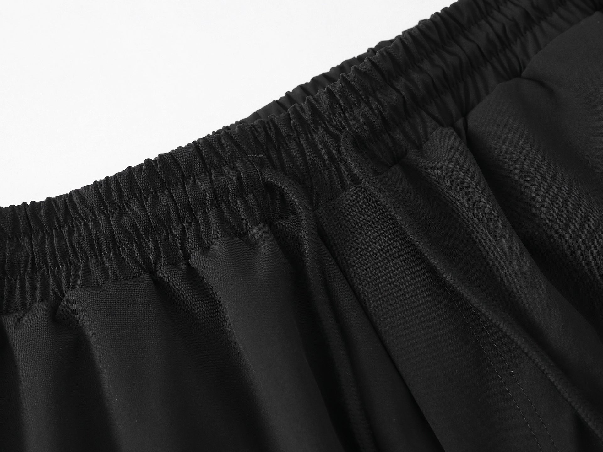 Herren-Trackpants mit kontrastierender Paspel und Colorblock-Seiteneinsätzen