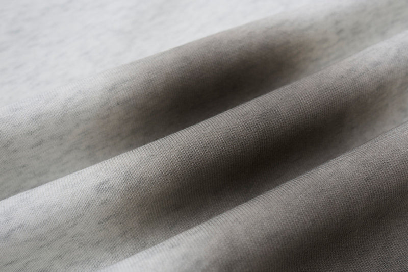 Pantalon de survêtement ample à jambes larges avec bandes latérales, fausse double ceinture et imprimé graphique