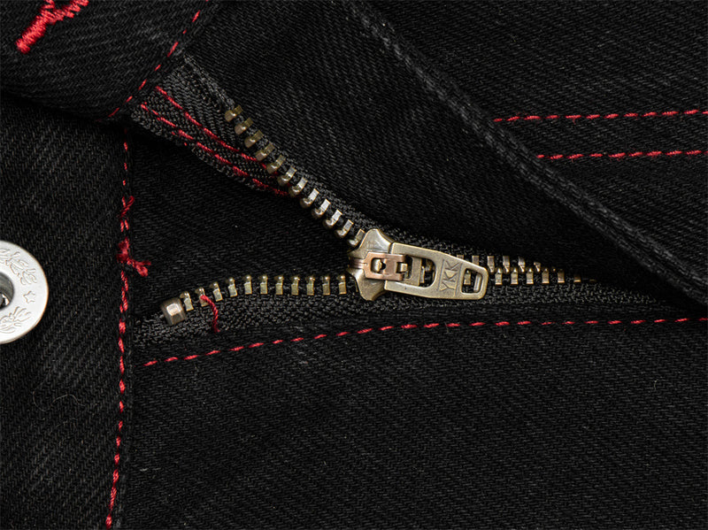 Jean homme noir à jambes larges, surpiqûres rouges contrastées, broderie étoile et clous