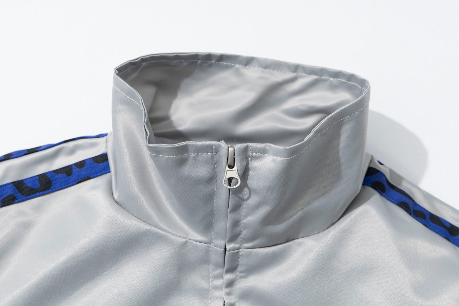 Blouson bomber satiné brodé à col montant et bandes léopard