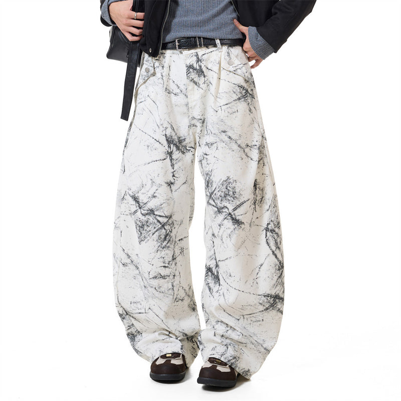 Herrenhose mit weitem Bein im cremeweißen Tusche-Waschdruck mit Pinselstrichen, vorderen Bundfalten und tonnenförmiger Silhouette, Vorderansicht