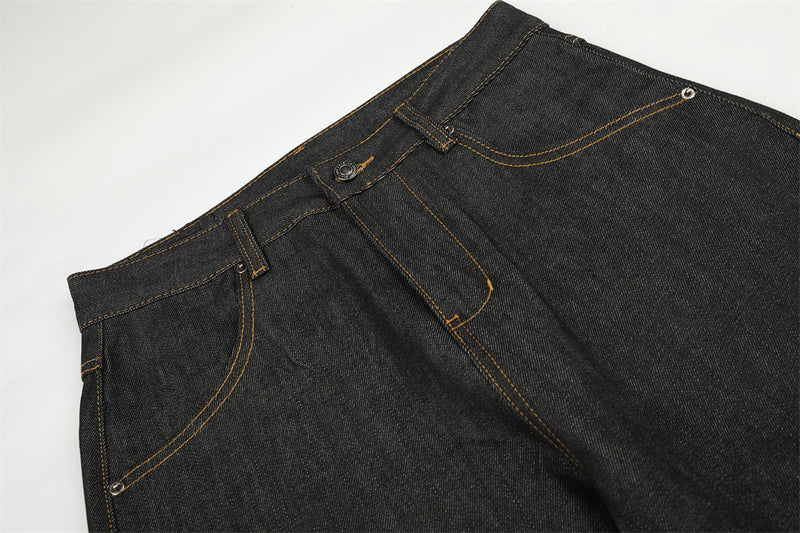 Jean homme à jambes larges – Denim noir, poches arrière cloutées et revers Union Jack