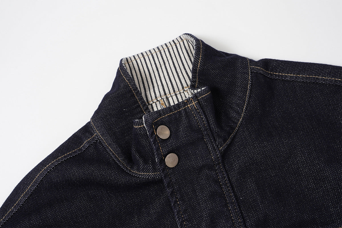 Veste de travail en denim indigo foncé – Coupe carrée, col montant et poches poitrine