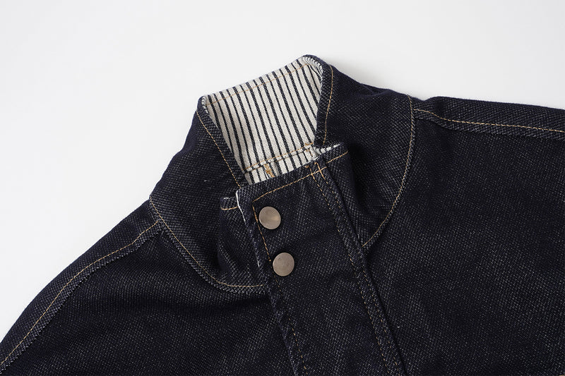 Veste de travail en denim indigo foncé – Coupe carrée, col montant et poches poitrine