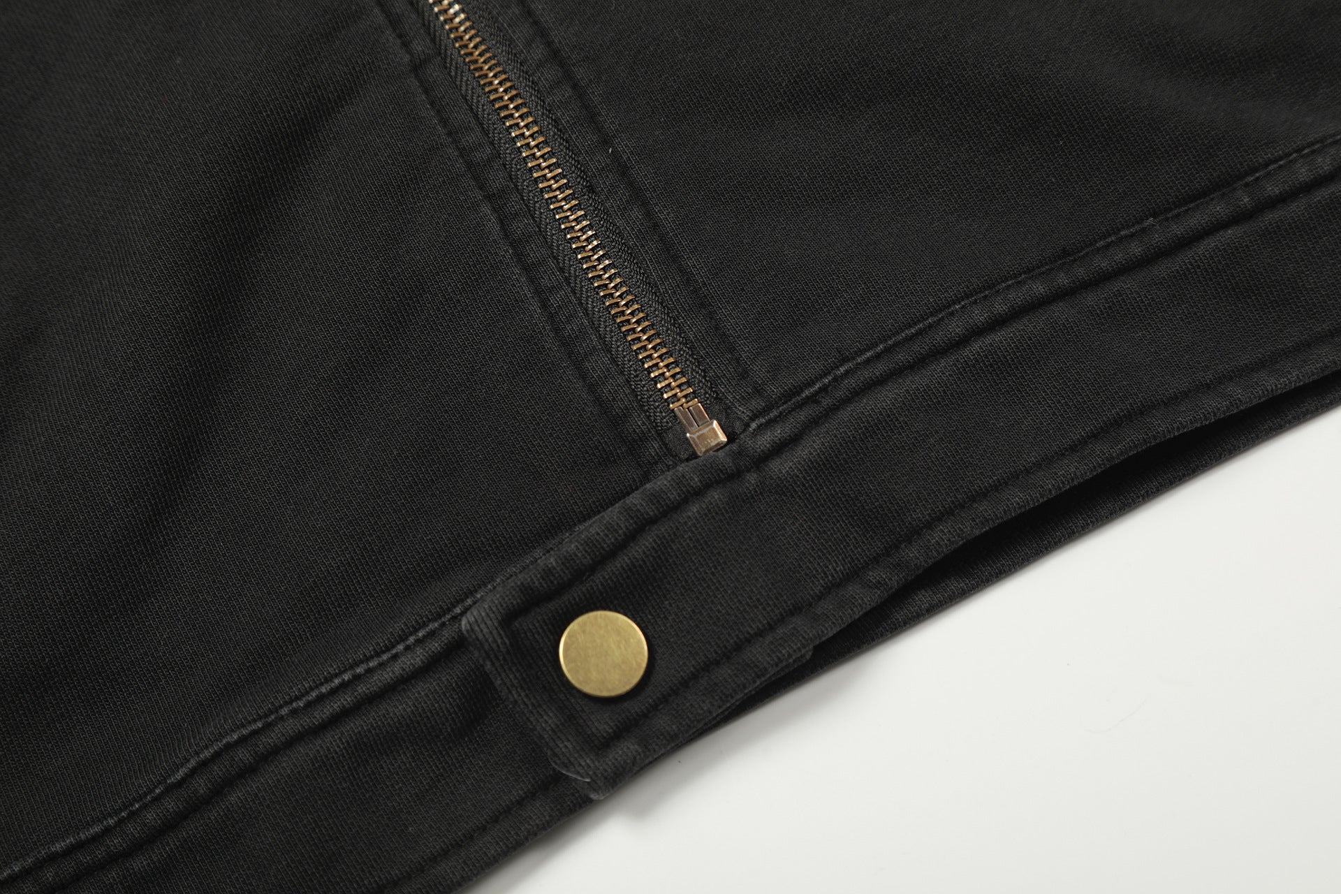 Jacke im Moto-Stil – Verwaschenes Distressed-Schwarz mit goldfarbenen Details
