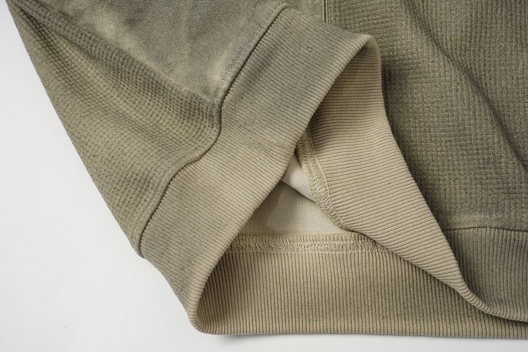 Oversized-Waffelstrick-Hoodie mit dekonstruierter Utility-Reißverschlusstaschen-Optik & Veloursleder
