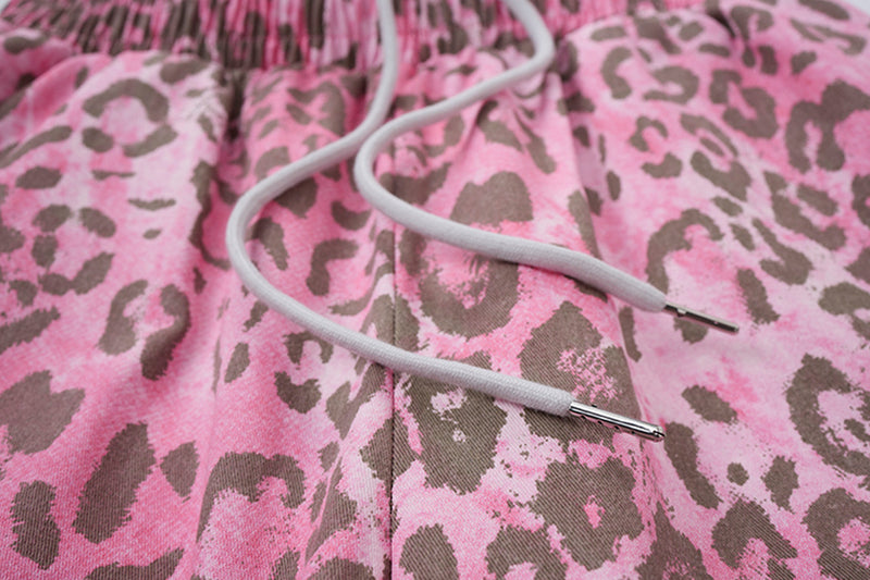 Sweathose mit weitem Bein in rosa Leopardenprint und künstlichem Doppelbund