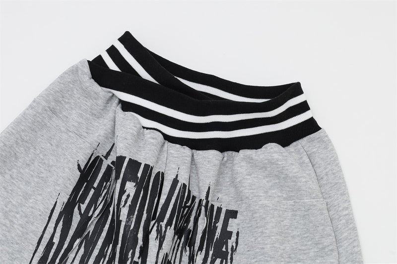 Pantalon de survêtement large à lettrage graffiti avec ceinture croisée contrastante à rayures
