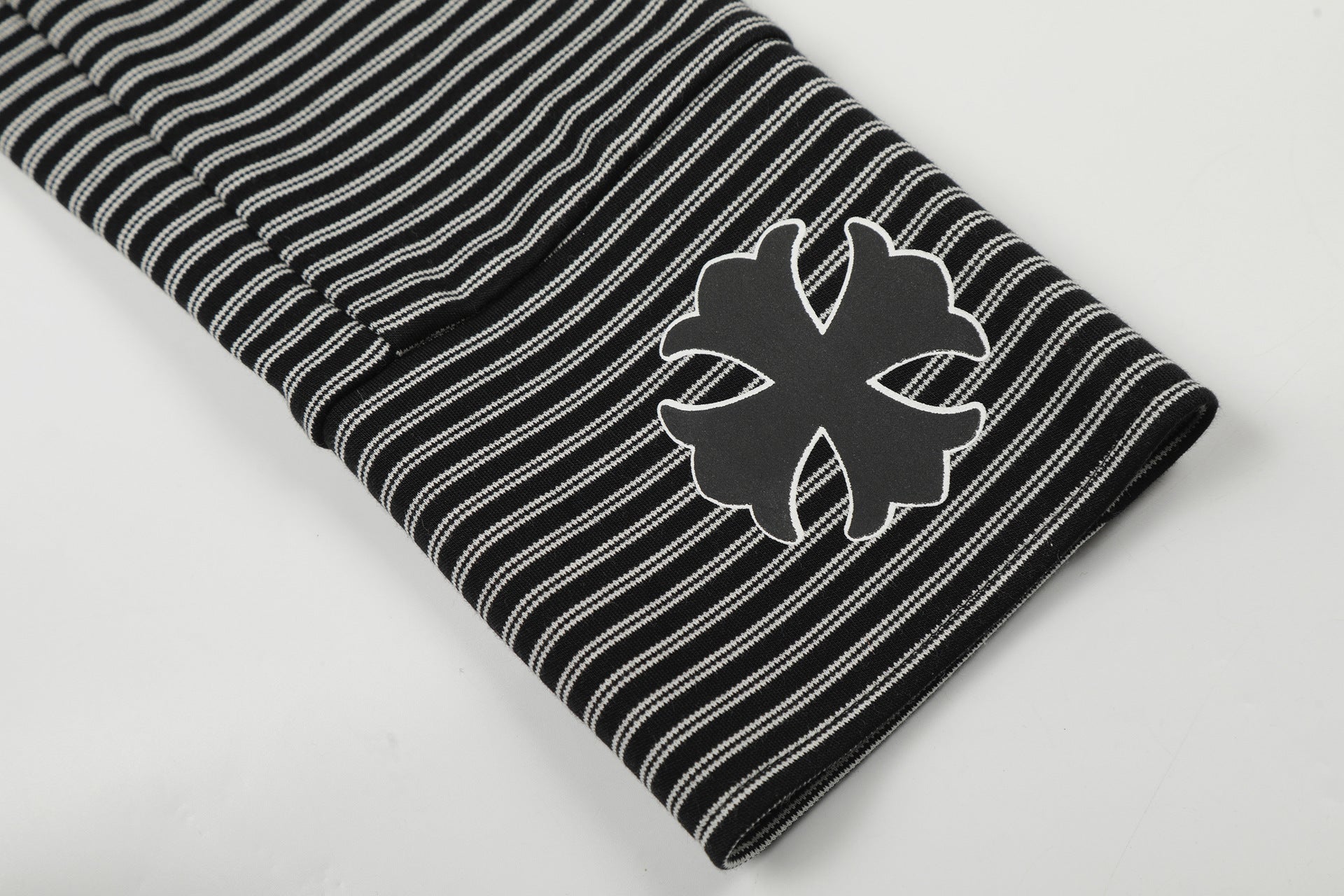 Sweat zippé à capuche rayé avec croix gothique et motif toile d'araignée