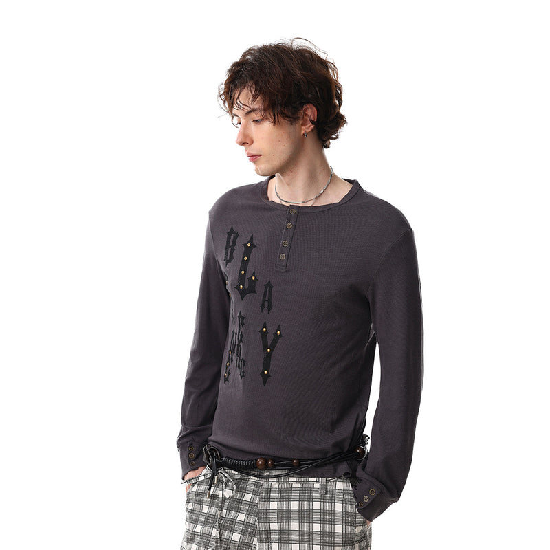 Chemise Henley à manches longues avec motif gothique clouté – Haut ajusté à superposer