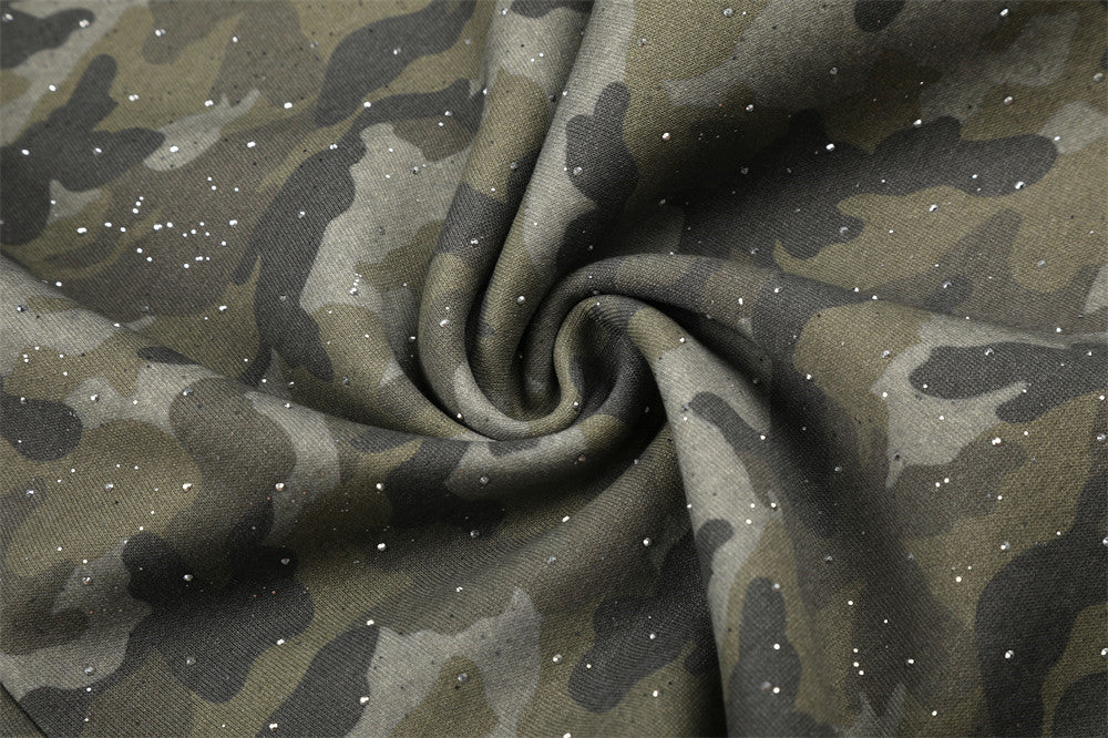 Herren-Jogginghose mit weitem Bein im Camouflage-Look und Strass-Details