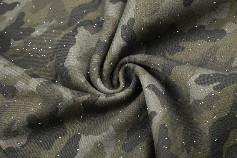 Herren-Jogginghose mit weitem Bein im Camouflage-Look und Strass-Details