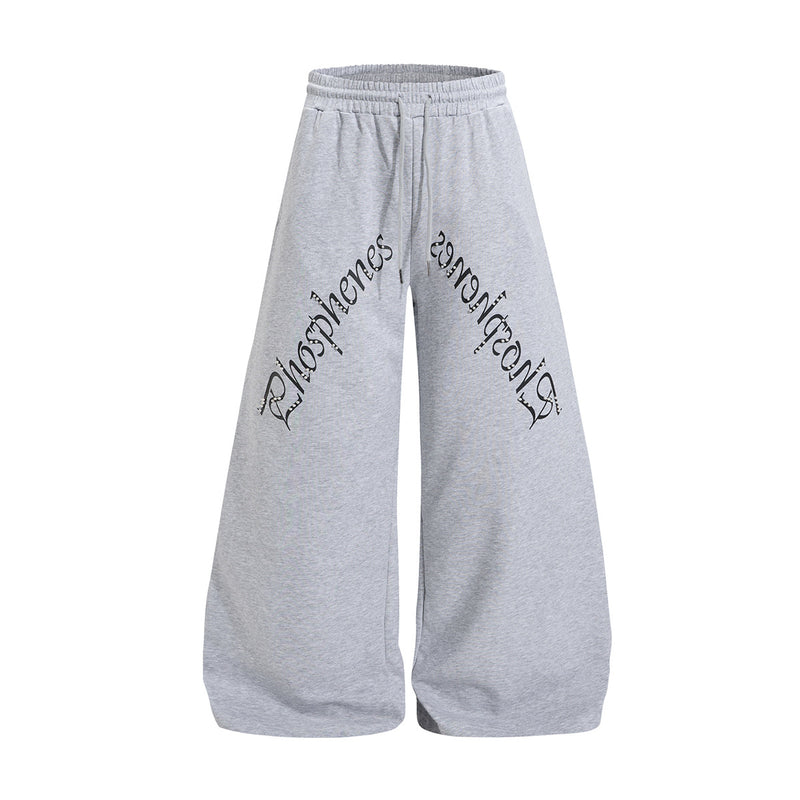 Pantalon de survêtement à jambes larges avec inscription gothique Phosphenes imprimée, en gris chiné et noir, présenté de face et de dos