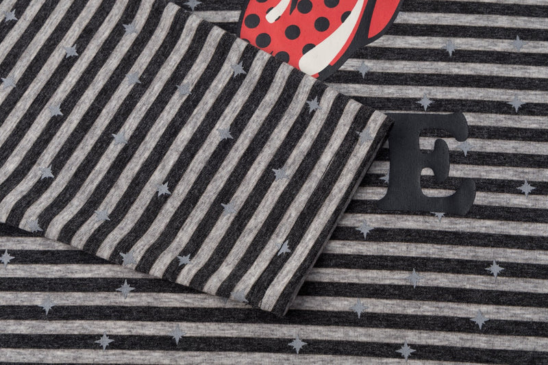 Langarmshirt mit Streifen und Sternprint sowie Rock-Lippen-und-Zunge-Grafik