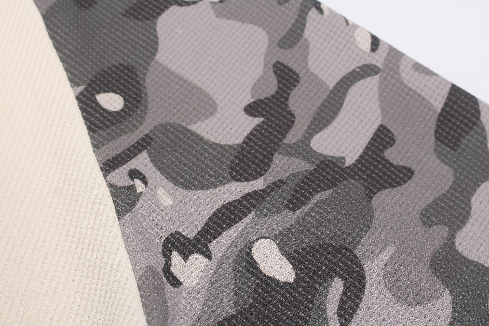 T-shirt raglan gaufré à manches longues avec manches camouflage — Do Your Thing 1996
