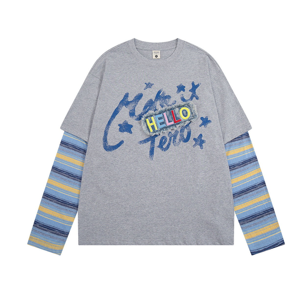 Oversized Longsleeve-T-Shirt mit kastiger Passform in meliertem Grau, blau-gelb gestreiften Ärmeln und aufgesticktem HELLO-Aufnäher auf der Brust