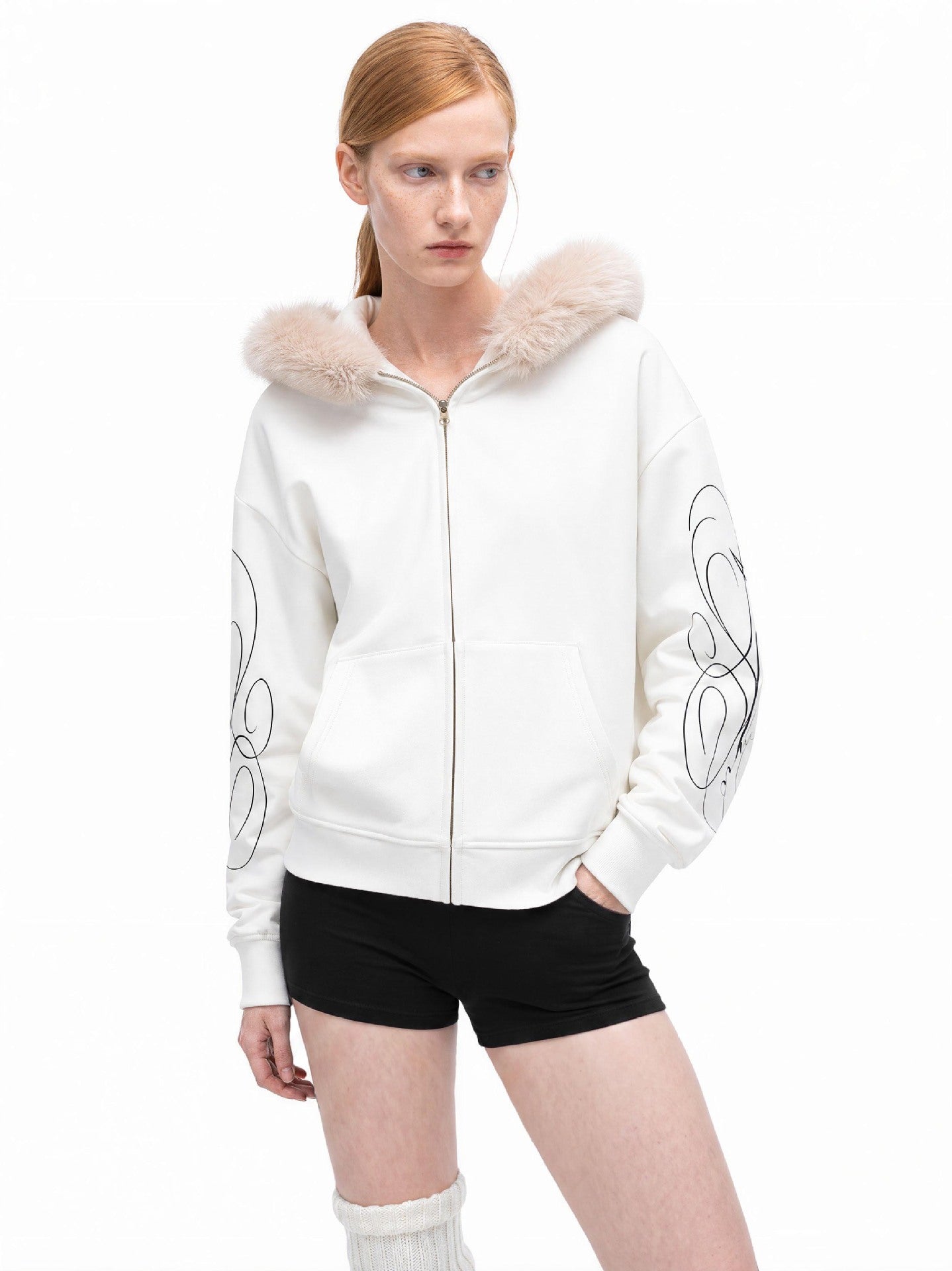 Sweat à capuche zippé avec bordure en fausse fourrure et imprimé script sur les manches