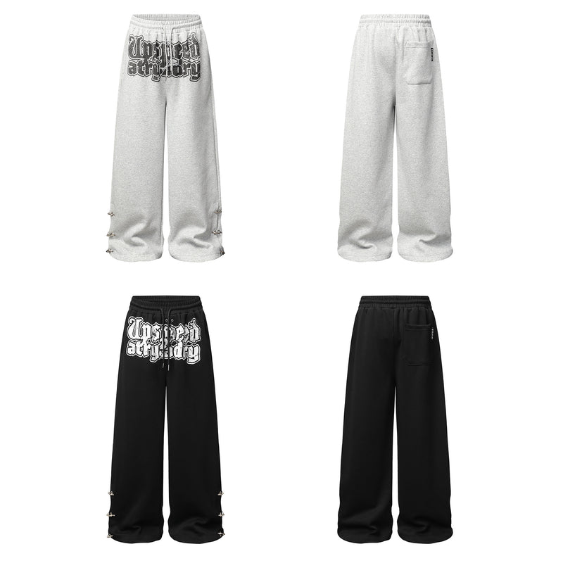 Pantalon de survêtement à jambes larges avec graphisme graffiti et ourlet orné de détails métalliques