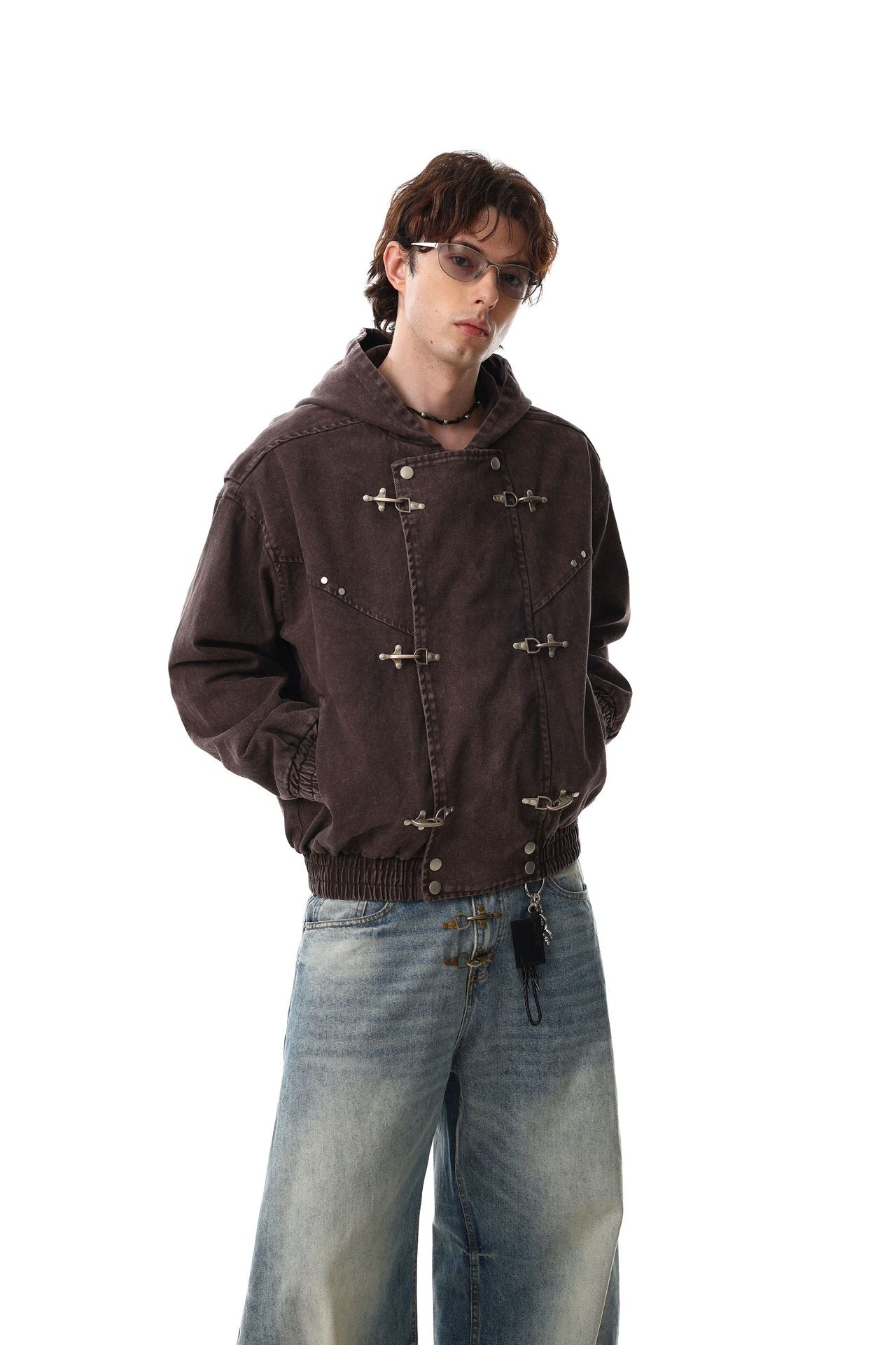 Blouson bomber à capuche acid-wash, fermetures à barres métalliques argentées, marron foncé, porté avec un jean à jambes larges