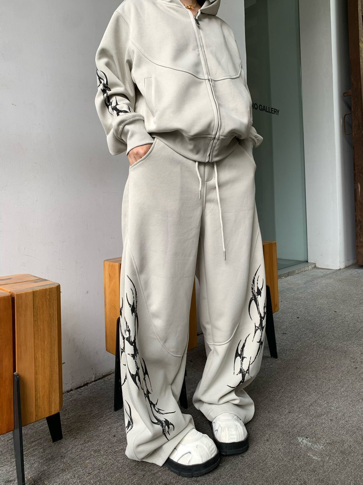 Sudadera extragrande con capucha y cremallera y estampado tribal — Conjunto urbano