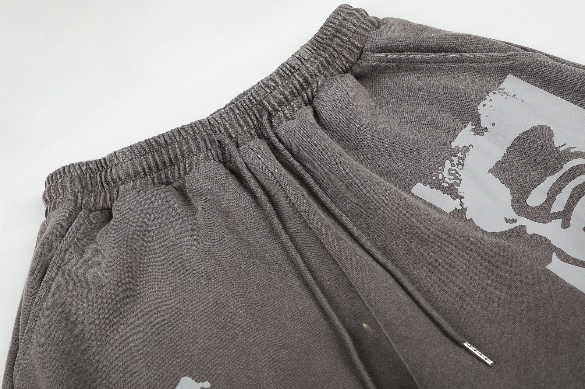 Pantalones de chándal de pierna ancha con cruz estampada y acabado lavado ácido