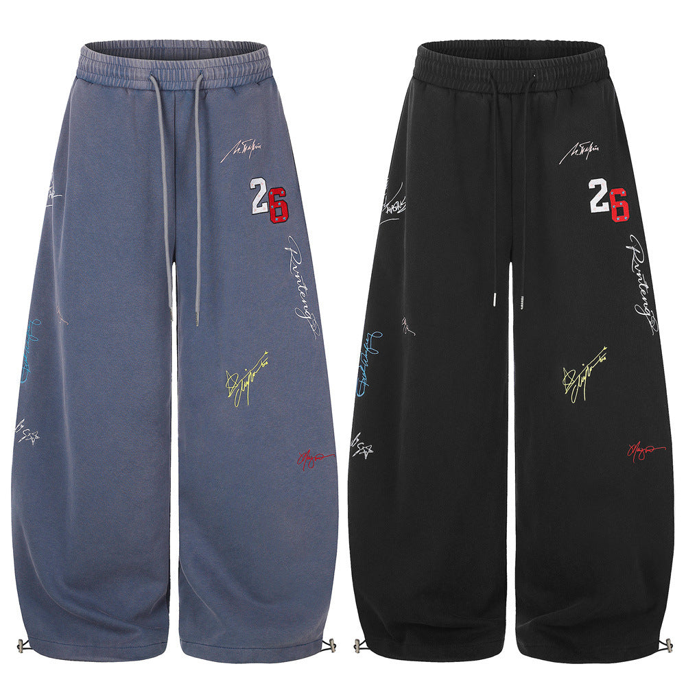 Wide-Leg-Sweatpants mit Signature-Stickerei und Patch mit der Nummer 26