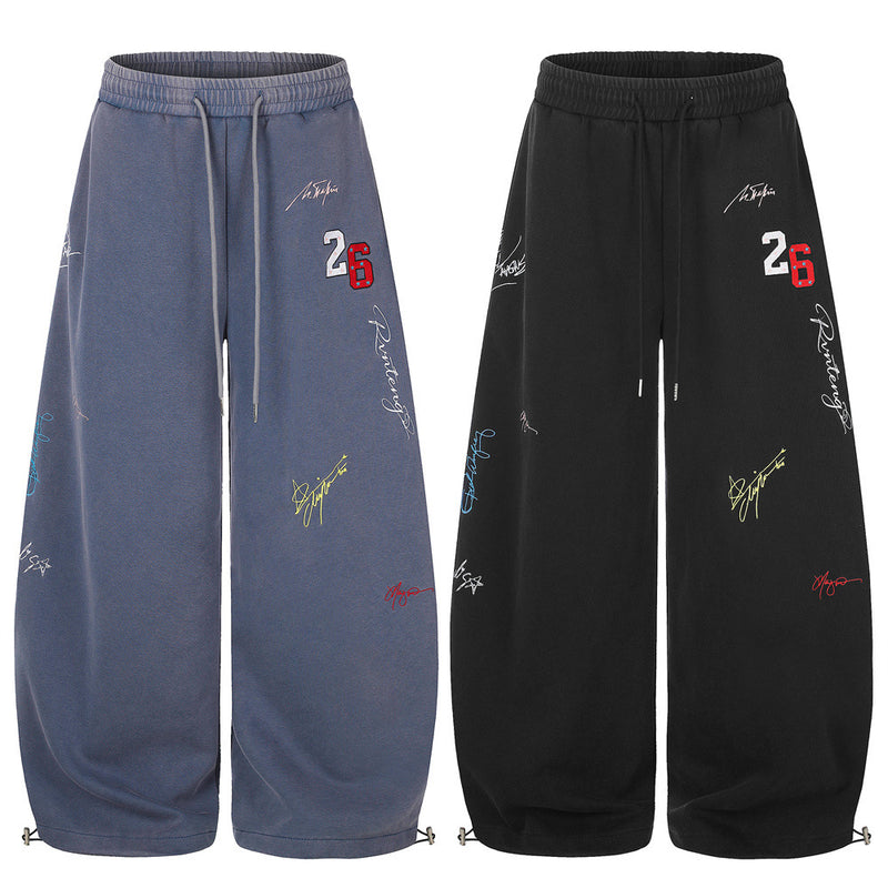 Wide-Leg-Sweatpants mit Signature-Stickerei und Patch mit der Nummer 26