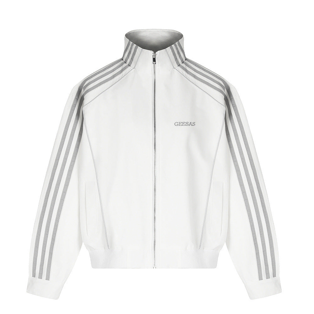 Veste de survêtement zippée blanche pour homme à col montant, trois bandes, détail de bandes grises et bas côtelé