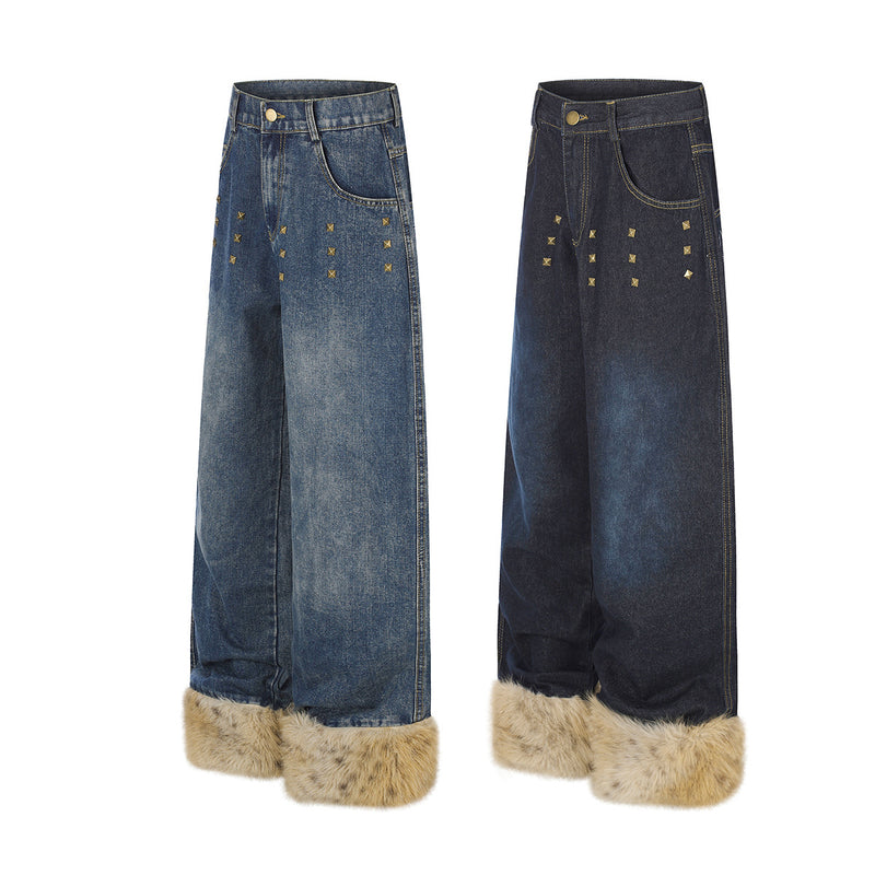 Baggy-Jeans mit weitem Bein, Pelzbesatz am Saum und goldfarbenen Nieten