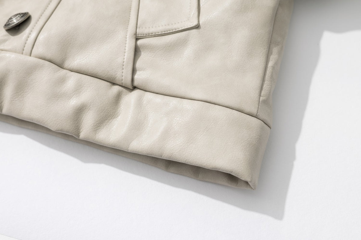 Veste matelassée en similicuir avec col en fausse fourrure et boutons croisés