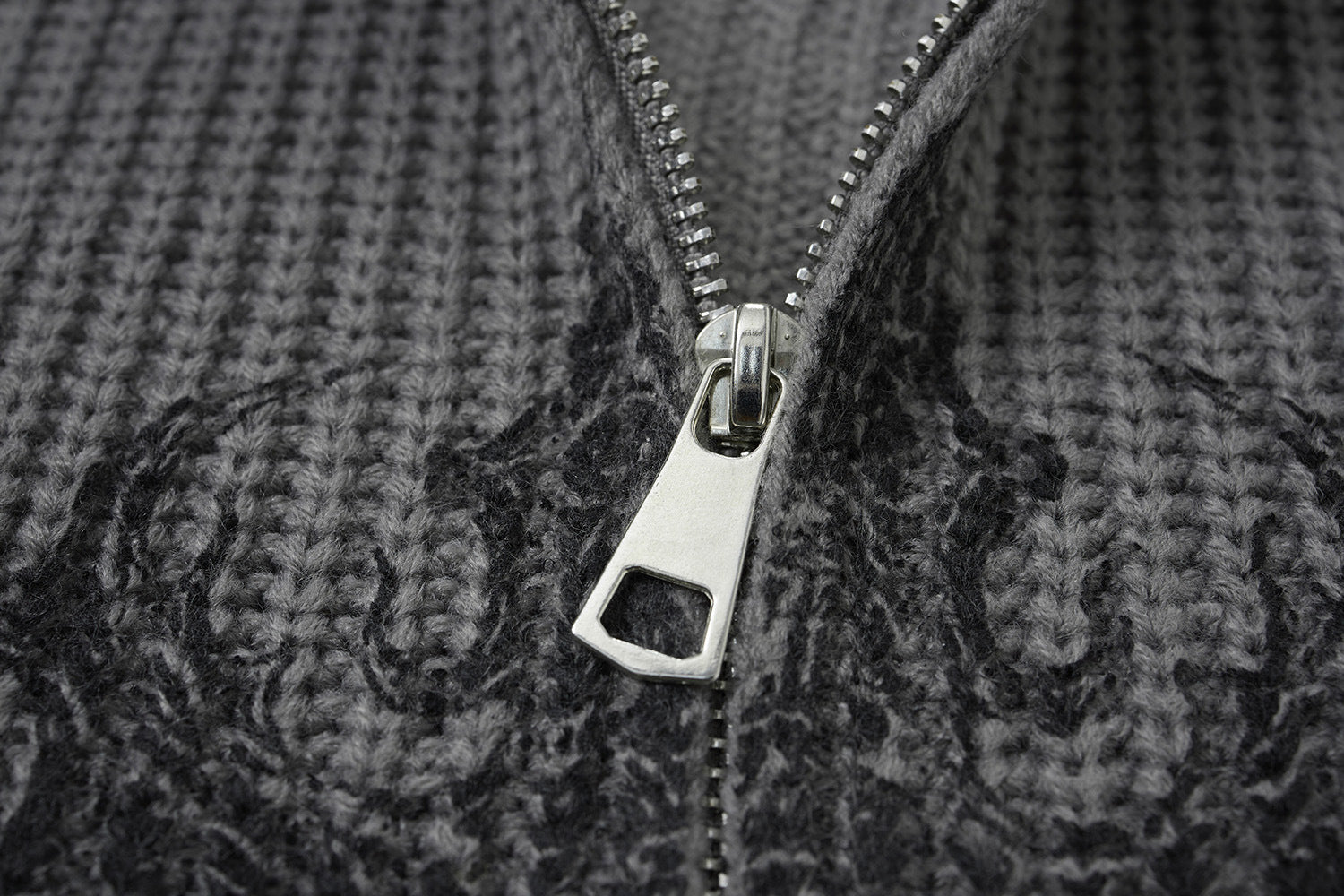 Pull zippé en maille à motif gothique – Col montant punk sombre Abyss Whisper