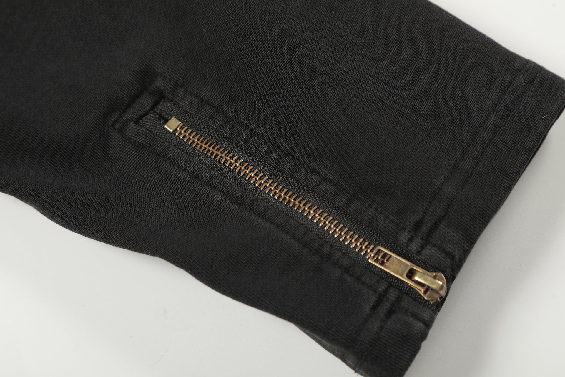 Jacke im Moto-Stil – Verwaschenes Distressed-Schwarz mit goldfarbenen Details