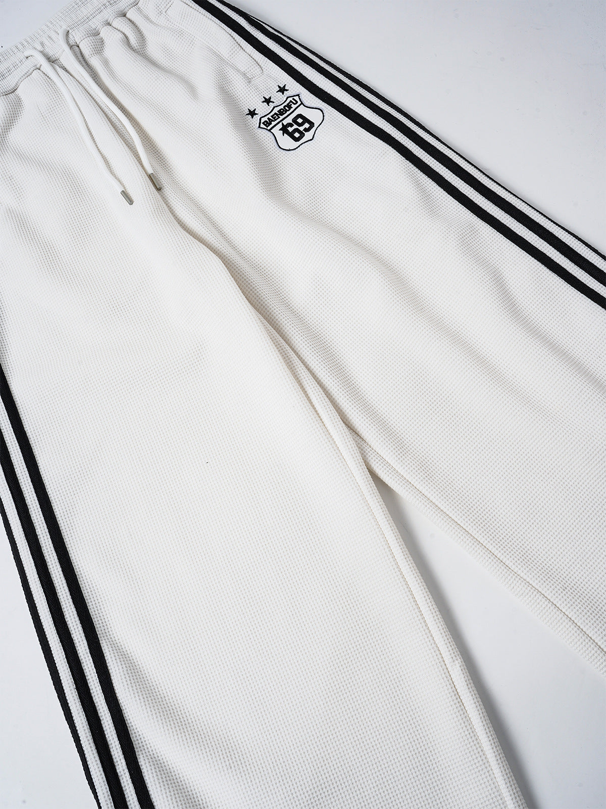 Retro-Soccer-Trainingsjacke & Wide-Leg-Trainingshose – Stickabzeichen, Streifen