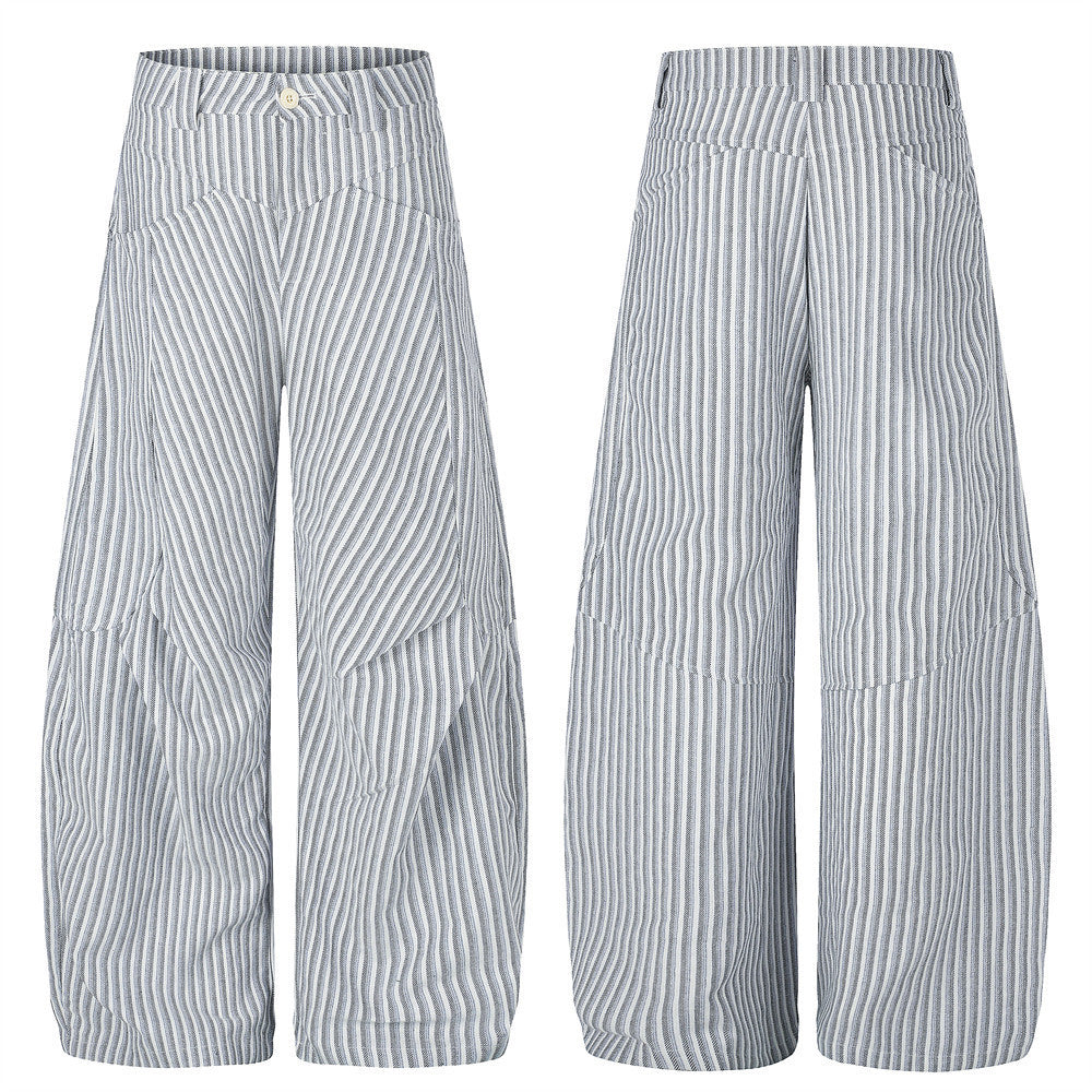Pantalon homme bleu et blanc à fines rayures et jambes larges, avec empiècements déstructurés à rayures multidirectionnelles et taille haute, vue de face et de dos