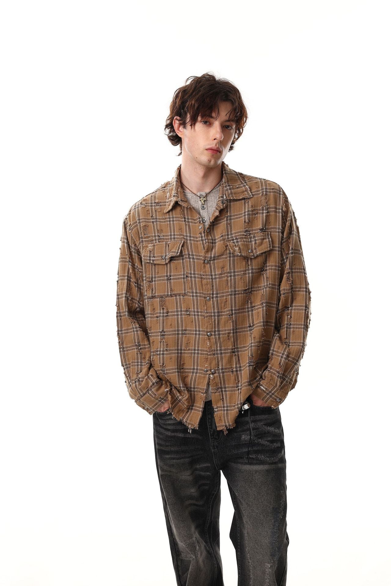 Surchemise en flanelle à carreaux oversize délavée, marron camel, entièrement effilochée avec ourlet à bords bruts, portée ouverte sur un haut gris