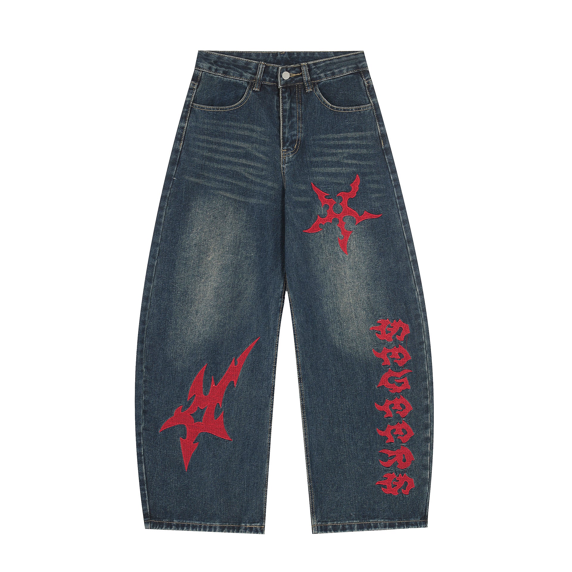 Jean baggy coupe large délavé foncé, broderies croix gothique rouge et motifs tribaux sur la cuisse avant et le bas de la jambe