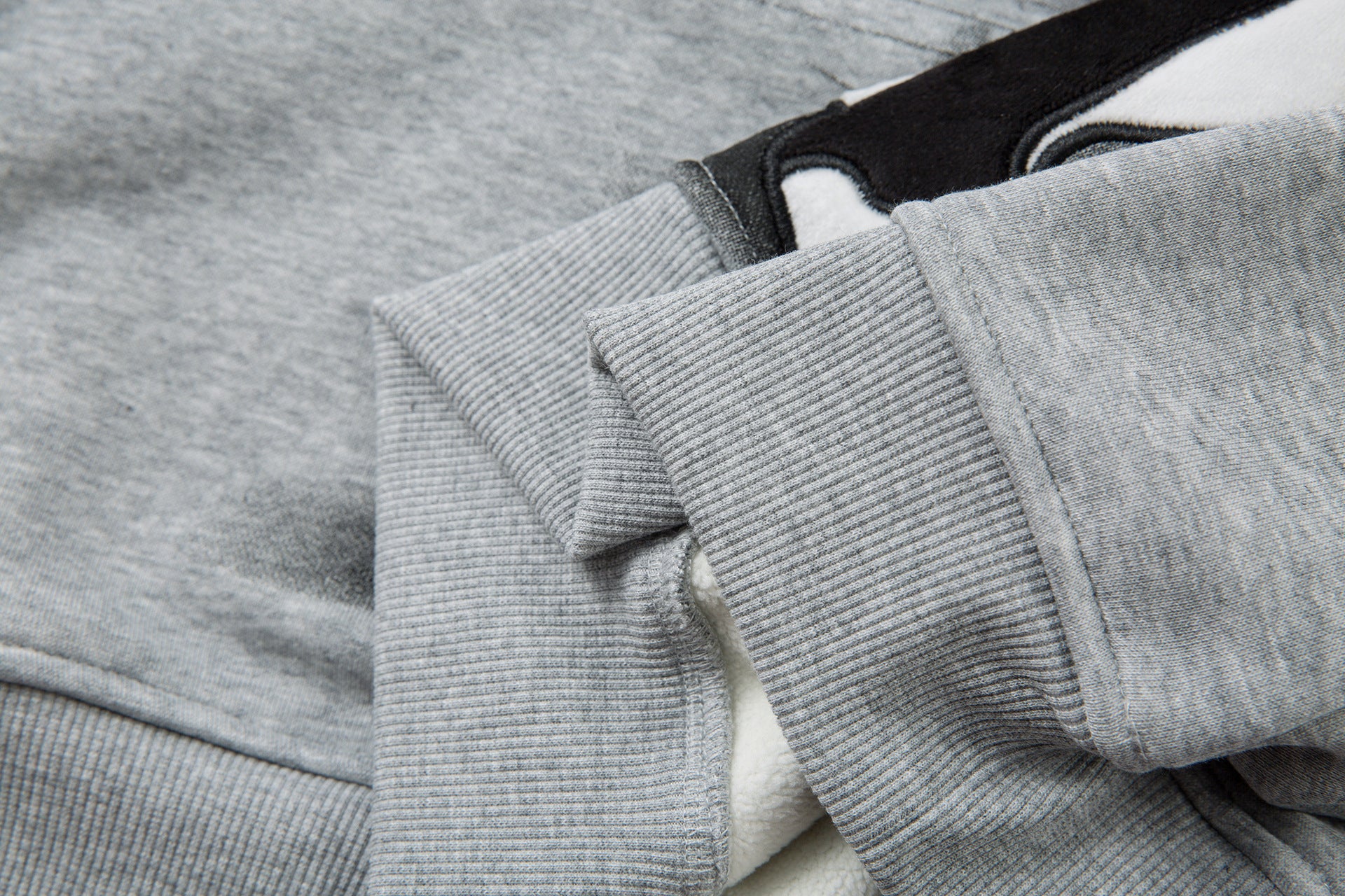 Sweat-shirt motif chat en smoking avec imprimé note de musique et manches raglan color block