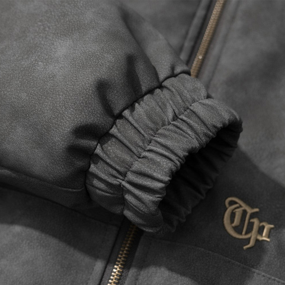 Chaqueta Bomber de Piel Sintética PU Desgastada con Capucha, Ribete de Pelo Sintético y Tachuelas Doradas
