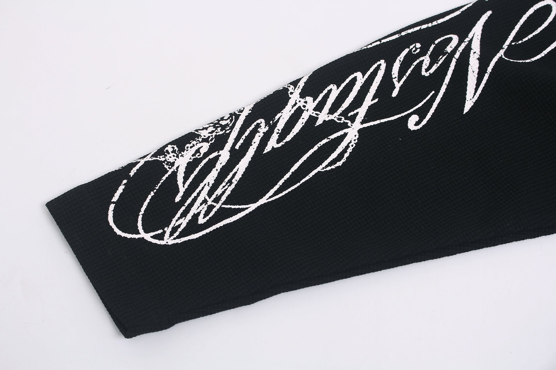 T-shirt graphique noir à manches longues avec détails cloutés et inscription