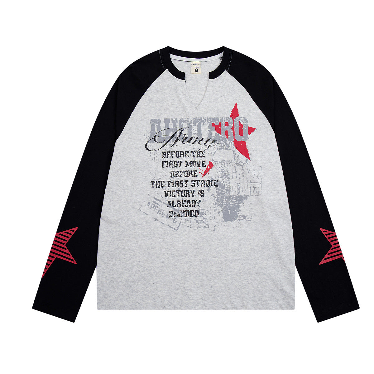 Raglan-Langarmshirt mit Grafikprint in meliertem Grau und Schwarz, distressed Military-Print auf der Brust und roten Sternenprints an den Ärmeln, Vorderansicht