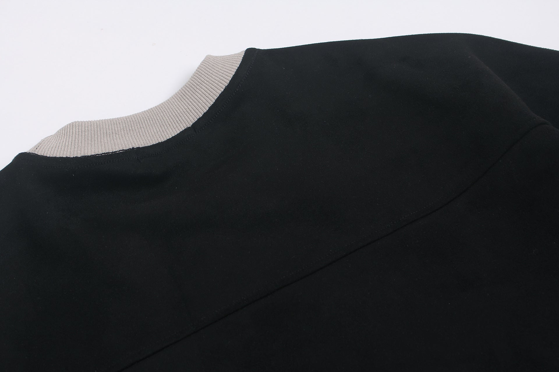 GLFS Colorblock-Langarmshirt mit wiederkehrendem Zyklusmotiv – Streetwear mit Kontrasteinsätzen